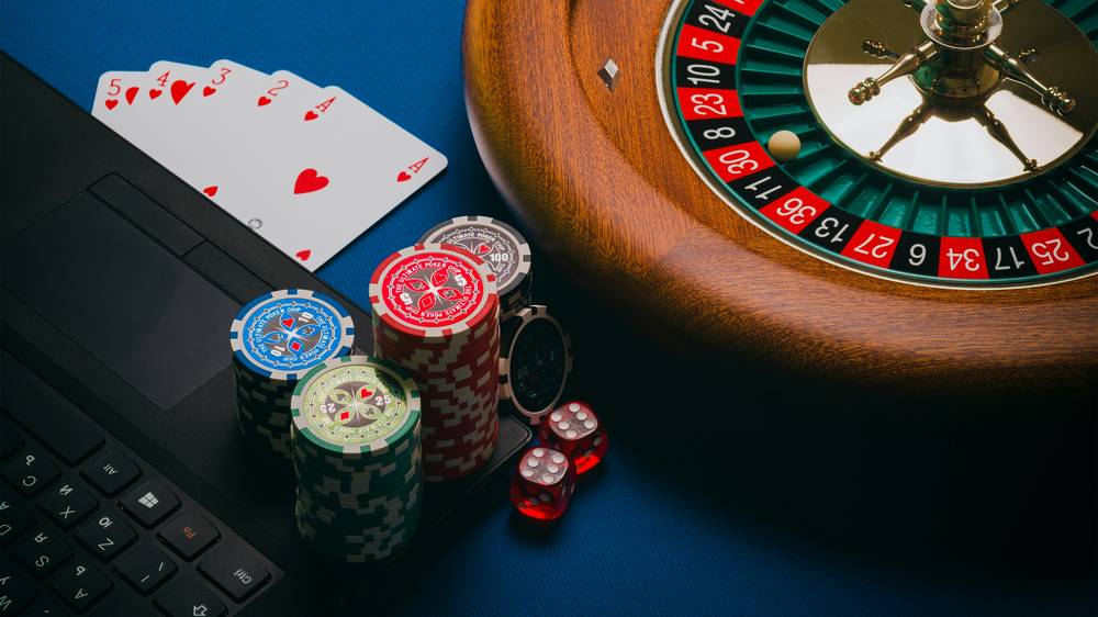 Roda roulette dan chip kasino