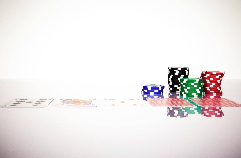 Susunan chip poker di atas meja