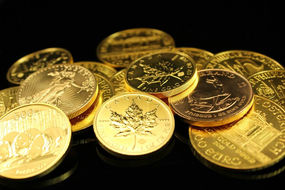 Koin emas dan perak untuk ilustrasi cashback mingguan
