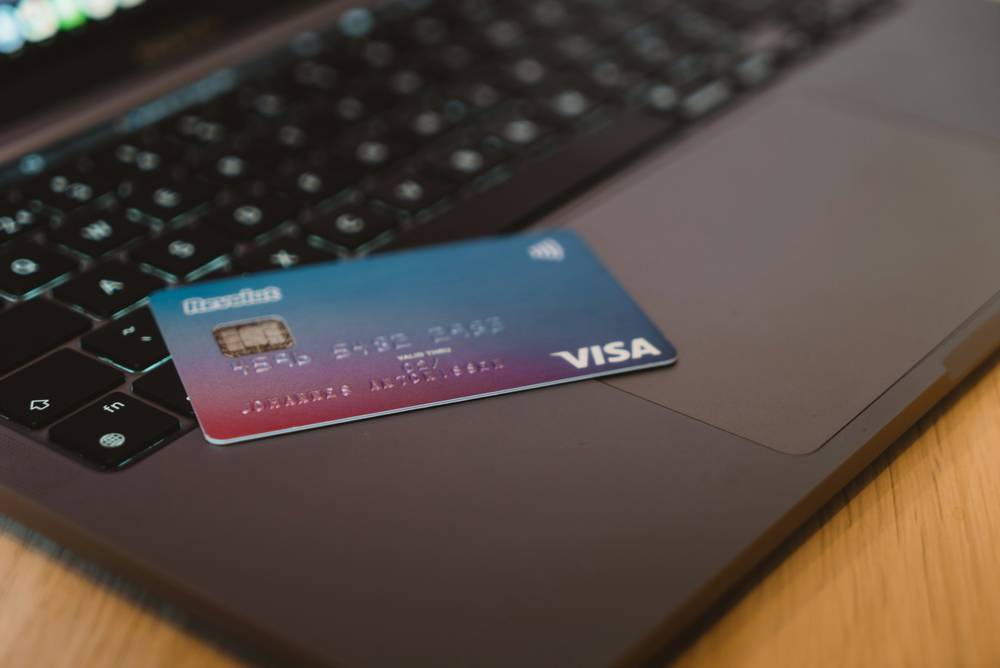 Kartu debit di atas keyboard laptop untuk ilustrasi bonus reload