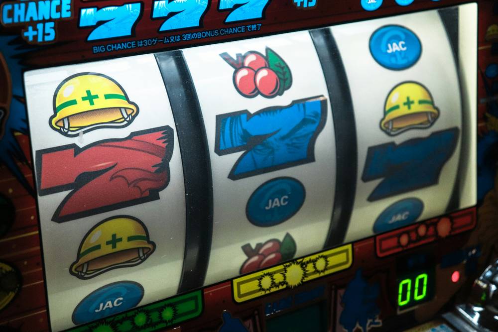 Mesin slot menampilkan tiga angka tujuh
