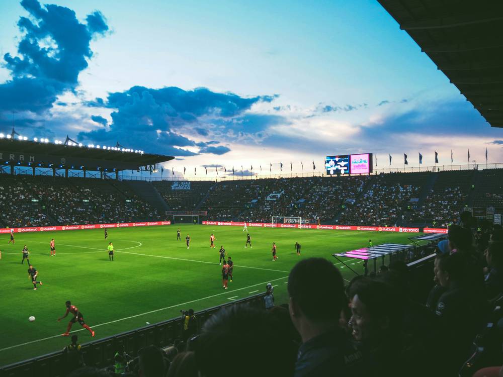 Suporter menonton pertandingan di stadion